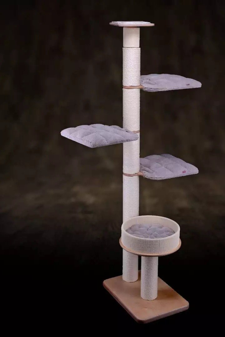 Dans un griffoir haut, la stabilité dépend du fonctionnement conjoint de la base, des poteaux, des plateformes, des assemblages et du système de tension.