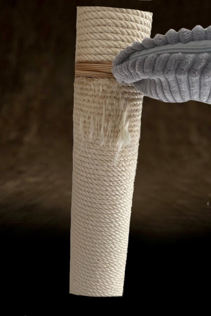 Usure localisée de la corde après une longue période d'utilisation. Si le corps du poteau et ses fixations restent en bon état, le poteau peut être rénové en l'enroulant avec une nouvelle corde en sisal.
