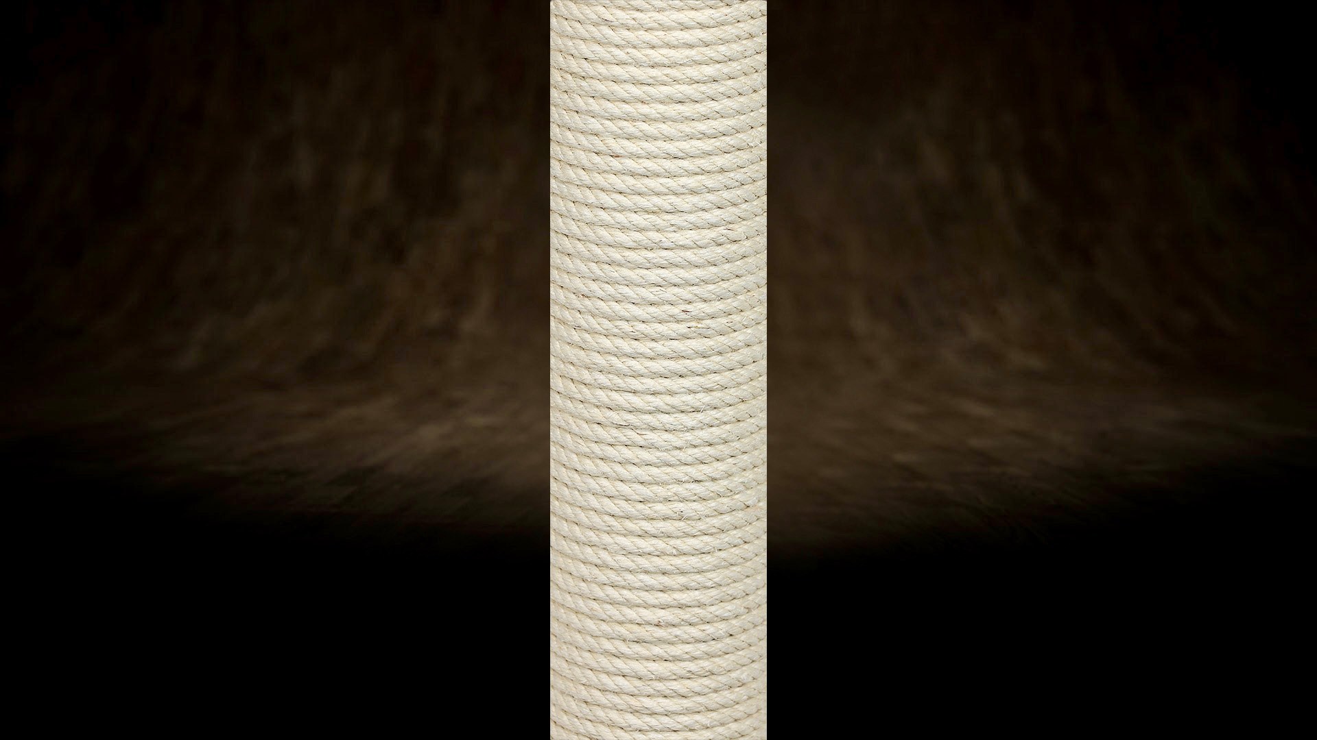 Corde en sisal correctement enroulée : les spires sont régulières, fortement comprimées les unes contre les autres et sans espace visible.