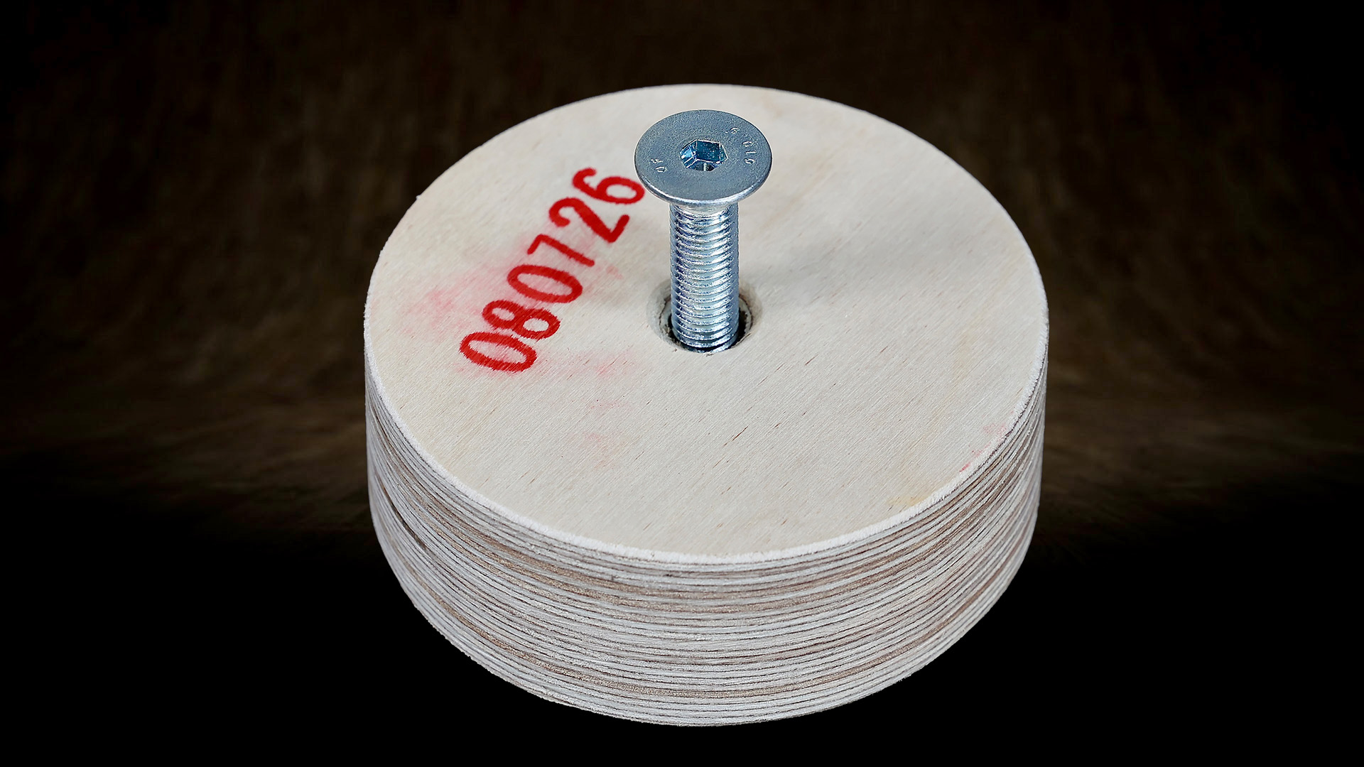 Insert en contreplaqué multicouche avec écrou à griffes M10 intégré.
