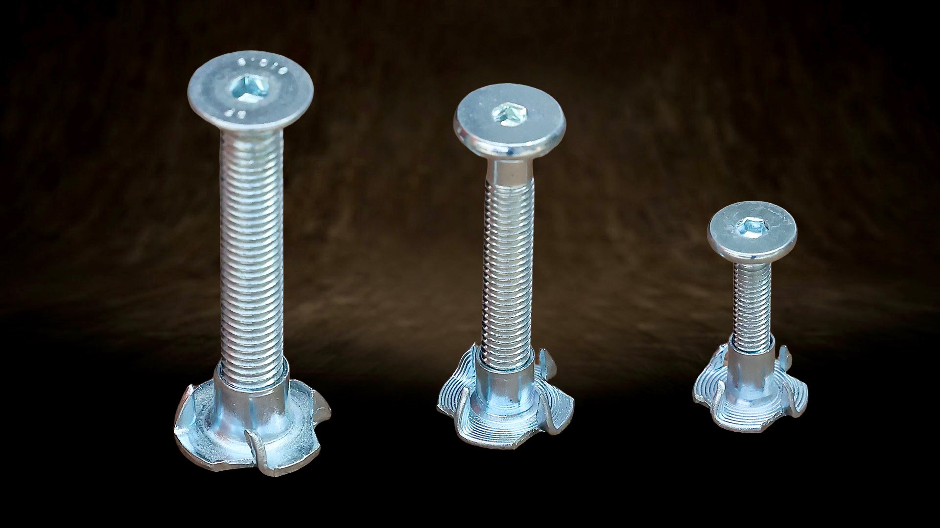 Comparaison des éléments de fixation M10, M8 et M6. La différence de diamètre du filetage influence à la fois la force de serrage possible et la durabilité de l'assemblage.