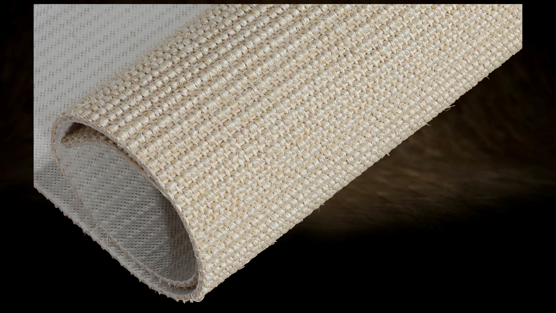 Tapis en sisal d'environ 6 mm d'épaisseur avec sous-couche en latex visible. Une épaisseur adaptée et une face inférieure renforcée améliorent la résistance du matériau à une utilisation intensive par le chat.Tapis en sisal d'environ 6 mm d'épaisseur avec sous-couche en latex visible. Une épaisseur adaptée et une face inférieure renforcée améliorent la résistance du matériau à une utilisation intensive par le chat.Tapis en sisal d'environ 6 mm d'épaisseur avec sous-couche en latex visible. Une épaisseur adaptée et une face inférieure renforcée améliorent la résistance du matériau à une utilisation intensive par le chat.