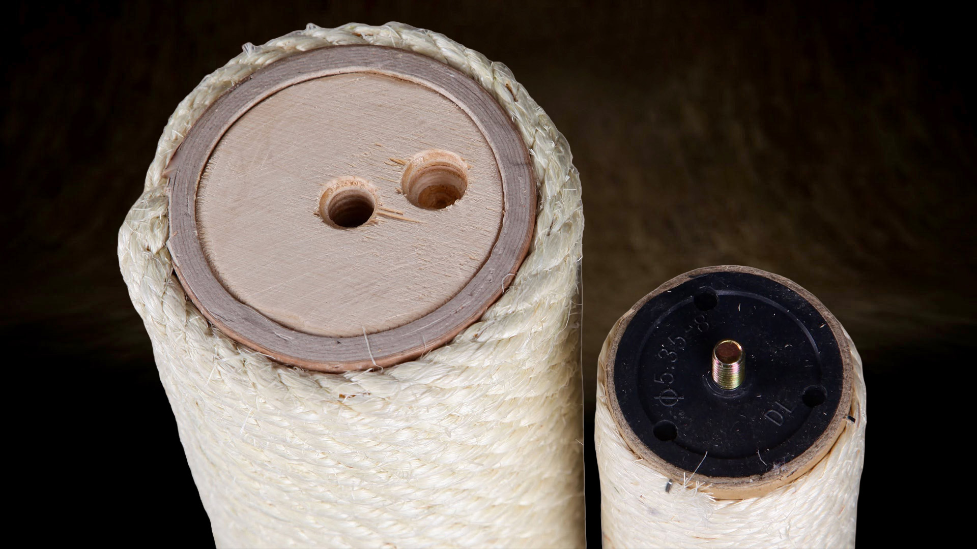 Comparaison de la construction des extrémités de poteaux : à gauche, un tube à paroi épaisse avec un insert de montage plein en contreplaqué multiplis ; à droite, un tube à paroi fine avec un embout léger en plastique. Les différences d'épaisseur du tube et de conception de la fixation ont une influence directe sur la durabilité de l'assemblage.Comparaison de la construction des extrémités de poteaux : à gauche, un tube à paroi épaisse avec un insert de montage plein en contreplaqué multiplis ; à droite, un tube à paroi fine avec un embout léger en plastique. Les différences d'épaisseur du tube et de conception de la fixation ont une influence directe sur la durabilité de l'assemblage.Comparaison de la construction des extrémités de poteaux : à gauche, un tube à paroi épaisse avec un insert de montage plein en contreplaqué multiplis ; à droite, un tube à paroi fine avec un embout léger en plastique. Les différences d'épaisseur du tube et de conception de la fixation ont une influence directe sur la durabilité de l'assemblage.